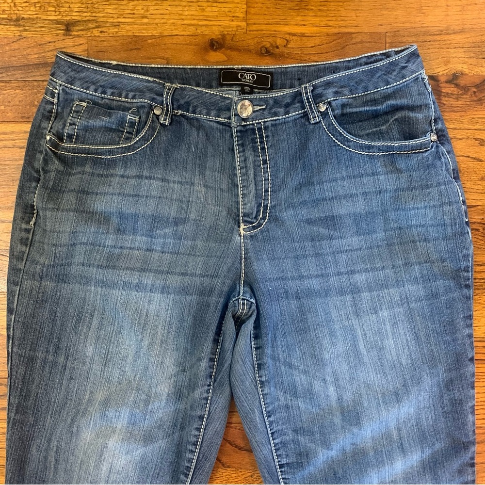 Cato Capri Knee Length Stonewashed Blue Jeans 
18W
Embellished Pocket
Length 31” - Picture 2 of 16